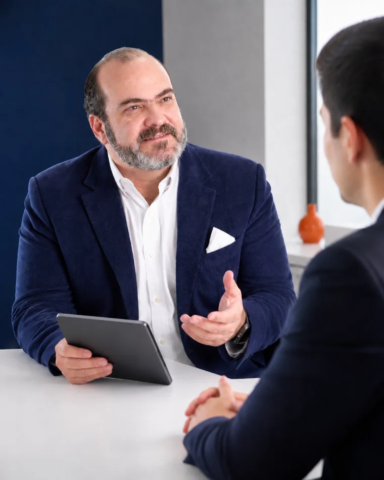 Servio Fernández en una conversación uno a uno con un cliente
